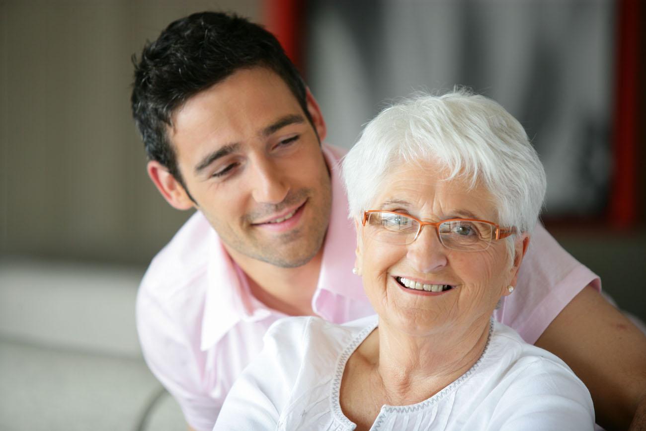 Кайл джонс и 91-летняя марджори маккул. Кайл джонс и 91-летняя марджори. Женщина старше. Пожилые и молодые люди. Kyle jones marjorie mccool.