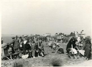 Convoi de populations évacuées sur une route dans la région de Saint-Quentin ©Arch. dép. de l’Aisne 2 Fi 361