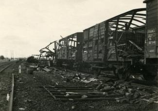Sur une voie ferrée à Tergnier, ouvriers autour d'un train de munitions bombardé qui a déraillé ©Arch. dép. de l’Aisne, 2 Fi