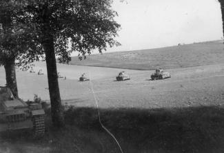 Colonne de chars de la 8e Panzer-division en Thiérache en mai 1940 ©Archives dép. de l’Aisne 2 Fi 19