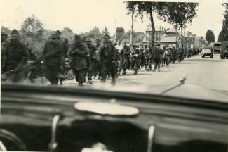 Vue d'un convoi de prisonniers de guerre français sur la route Guise-Hirson, mai-juin 1940 ©Arch. dép. de l’Aisne 2 Fi 353