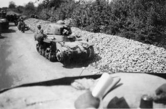 Char Renault R 35 détruit à l'entrée de Montcornet ©Arch. dép. de l’Aisne 2 Fi 14