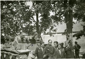 Équipage d’un Panzer III allemand aux environs de Saint-Quentin, mai 1940 ©Arch. dép. de l’Aisne 2 Fi 342