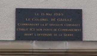 Plaque commémorative posée sur la maison où le colonel de Gaulle installa son PC à Bruyères-et-Montbérault  ©CD02