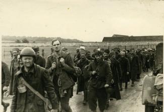 Colonne de prisonniers de guerre français vers Saint-Quentin en mai-juin 1940 ©Arch. dép. de l’Aisne 2 Fi 344