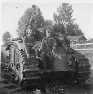 Groupe de soldats allemands posant sur l'épave du char de guerre B1 bis « Vauban » (...) ©Arch. dép. de ​​l’Aisne 2 Fi 17