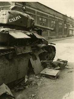 Char D2 « L’Alma » du 19e bataillon de chars de combats (BCC), détruit le 19 mai 1940 à Crécy-sur-Serre (photographie prise le 21 mai) ©Arch. dép. de l’Aisne, 2 Fi 567