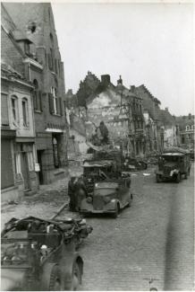 Véhicules et soldats allemands dans une rue de Guise, mai-juin 1940 ©Arch. dép. de l’Aisne 2 Fi 349