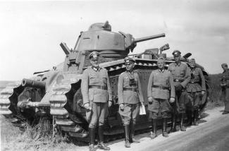 Groupe d'officiers allemands posant devant le char B1 bis n° 484 « Lyautey » du 46e bataillon de chars de combats (BCC), abandonné suite à une panne d'essence à Bucy-lès-Pierrepont le 17 mai 1940 ©Arch. dép. de l’Aisne, 2 Fi 1