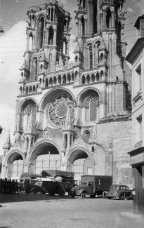Véhicules allemands garés devant la Cathédrale de Laon ©Arch. dép. de l’Aisne 2 Fi 51