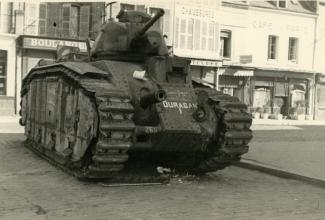 Dans une rue de Guise, char B1 bis « Ouragan » n° 260, abandonné après les combats ©Arch. dép. de l’Aisne 2 Fi 336