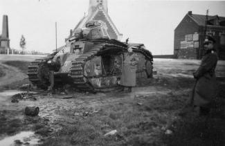 Militaires allemands examinant l'épave du char B1 bis n° 265 « Mistral » du 15e bataillon de chars de combats (BCC) détruit au Catelet le 19 mai 1940 ©Arch. dép. de l’Aisne 2 Fi 16