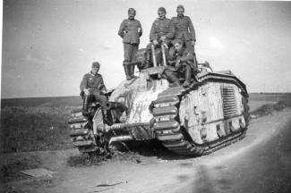 Char B1 bis « Typhon » du 8e BCC abandonné entre Guise et Saint-Quentin ©Arch. dép. de l’Aisne 2 Fi 18
