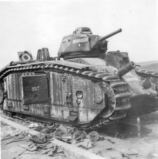 Char B1 bis n° 257 « Bourrasque » du 15e bataillon de chars de combats (BCC), immobilisé dans les environs de Mortiers le 17 mai 1940 ©Arch. dép. de l’Aisne, 2 Fi 2