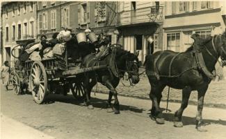 Charrette d'un convoi de populations évacuées dans une rue de Soissons ©Arch. dép. de l’Aisne 2 Fi 362