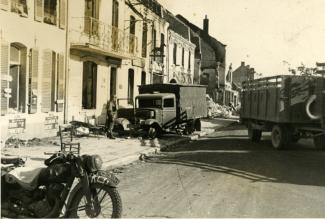 Camions abandonnés dans une rue de La Capelle traversée par les troupes allemandes ©Arch. dép. de l’Aisne 2 Fi 339