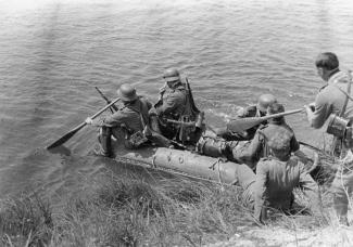 Soldats allemands traversant vraisemblablement la rivière Aisne sur un canot d'assaut ©Arch. dép. de l’Aisne, 2 Fi 53 