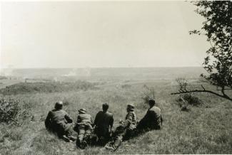 Militaires allemands surveillant le bombardement de la vallée de l’Aisne depuis le Chemin des Dames ©Arch. dép. Aisne 2 Fi 494