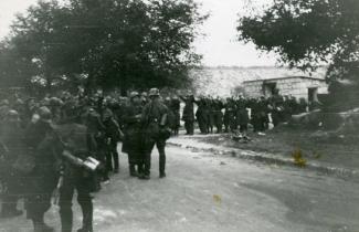 Soldats français se constituant prisonniers auprès de militaires allemands après une journée de violents combats, Chavignon, 5 juin 1940 ©Arch. dép. de l’Aisne 2 Fi 521