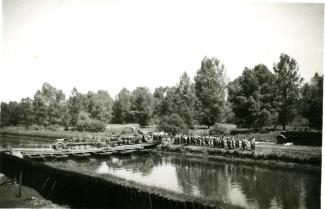 Véhicules lourds traversant un pont de bateaux sur le canal de l'Oise à l'Aisne (...) ©Arch. dép. de l’Aisne 2 Fi 1013