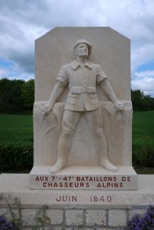 Le monument des 7e et 47e BCA inauguré à Pinon en 1948, sur les lieux-mêmes où le 7e BCA (...) fut décimé ©CD02