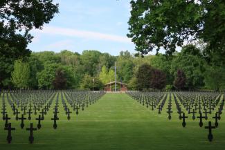 Vue du cimetière allemand de la Malmaison inauguré en 1965 et où reposent 11 841 soldats allemands (...) ©CD02