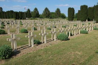 Vue du cimetière français de Soupir n°2 où reposent 364 combattants français tombés en mai-juin 1940 ©CD02