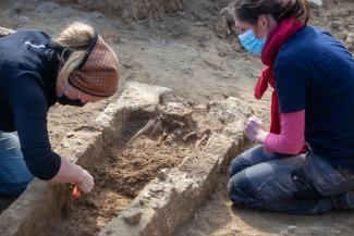 Fouille d'une tombe abbaye St Vincent