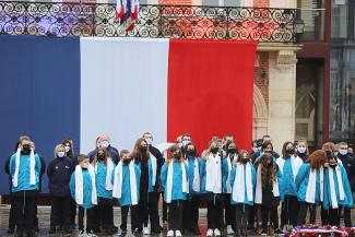 Jeunes devant le drapeau de la France