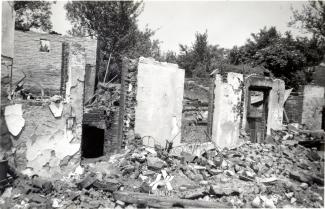 Maison de Brunehamel détruite durant les bombardements, mai 1940. ©Arch. dép. Aisne, 2 Fi 959