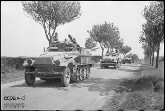 Colonnes de véhicules semi-chenillés de la 1. PzD dans l’Aisne le 16 mai 1940. ©Kurt BOECKER/Luftwaffe K.B.K. 4/ECPAD/Défense/DAA 499 L7