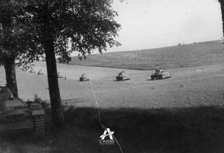 Colonne de chars de la 8e PzD dans l’Aisne en mai 1940. © Arch. dép. de l’Aisne, 2 Fi 19
