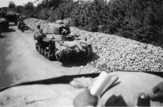 Char R-35 du 24e BCC détruit à l’entrée de Montcornet, le 17 mai 1940. ©Arch. dép. Aisne, 2 Fi 14