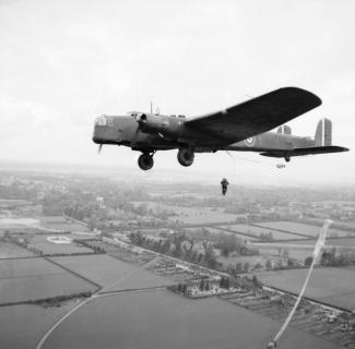Bombardier Whitley lors d’un exercice de parachutage le 21 mai 1941. © IWM