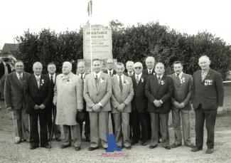 Combattants Volontaires de la Résistance rassemblés près du monument le 27 septembre 1981. ©Collections du Musée de la Résistance et de la Déportation en Picardie