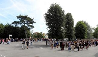 Élève dans la cours d'un collège 