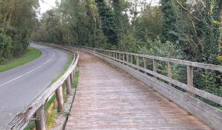 La passerelle qui longe le Center Parcs de l’Ailette entre Chamouille et Neuville-sur-Ailette