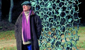 Haïm Kern devant sa sculpture au Chemin des Dames©Denis Defente