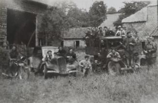 ​Les maquisards de saint-algis et leurs véhicules ©Archives du Musée de la Résistance et de la Déportation de Tergnier