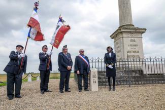 Représentants de l'état et porte-drapeaux devant une borne mémorielle et un monument commémoratif avec l'inscription "1814 Montmirail Marchais"