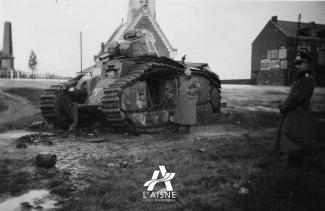 Militaires allemands examinant l'épave du char B1 bis n° 265 « Mistral » du 15e bataillon de chars de-1939-1945 combats (BCC) détruit au Catelet le 19 mai 1940 ©Arch. dép. de l’Aisne, 2 Fi 16
