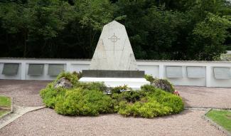 Le monument du cimetière militaire danois de Braine ©CD02