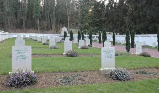 Les tombes du cimetière militaire danois de Braine ©CD02