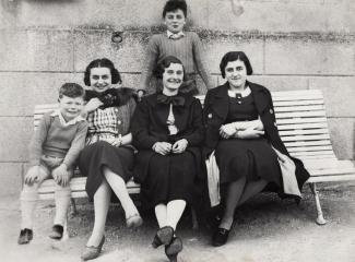 Zélie Weil et ses enfants (sur le banc) ©L'Est républicain