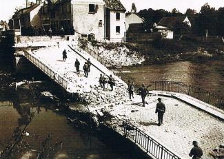 Le pont de Neufchâtel-sur-Aisne franchi par la Wehrmacht le 9 juin 1940 Le pont de Neufchâtel-sur-Aisne franchi par la Wehrmacht le 9 juin 1940 ©Bundesarchiv