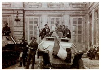 Soissons le 30 août 1944, cour de l'hôtel de ville ©Archives du Musée de la Résistance et de la Déportation de l'Aisne 