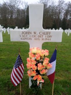 La tombe du Staff Sergeant John W. Califf au Epinal American Cemetery 