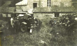 L'entretien du camion qui servait au transport des hommes et du matériel parachuté  ©Archives du Musée de la Résistance et de la Déportation de Tergnier