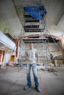 Franck Thieme mouleur-staffeur sur le chantier de restauration