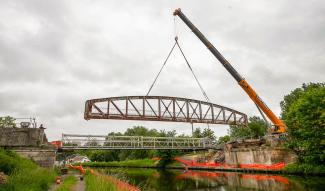Levage des poutres du pont de Saint Simon 01